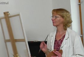 Старата баба е художник получава млада модел старата школа