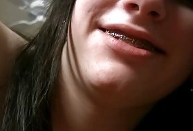 Порно видео зрели задника на млад тийнейджър с брекетами тиранти момичета