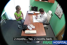 Красива блондинка иска да е член на лекарите фалшив главината