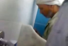 Гледане на онлайн порно в банята на порно Египет 5 към 1