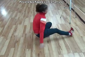 Стриптийз, мастурбация и твърд секс с моята гореща приятелка