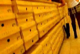 Без панталони dans Le магазин с ботуши под полата без. порно видео клипове на млади красавици
