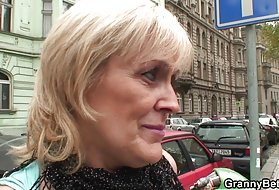60 години работи върху своя млад петел преди секс лесбийка снимки
